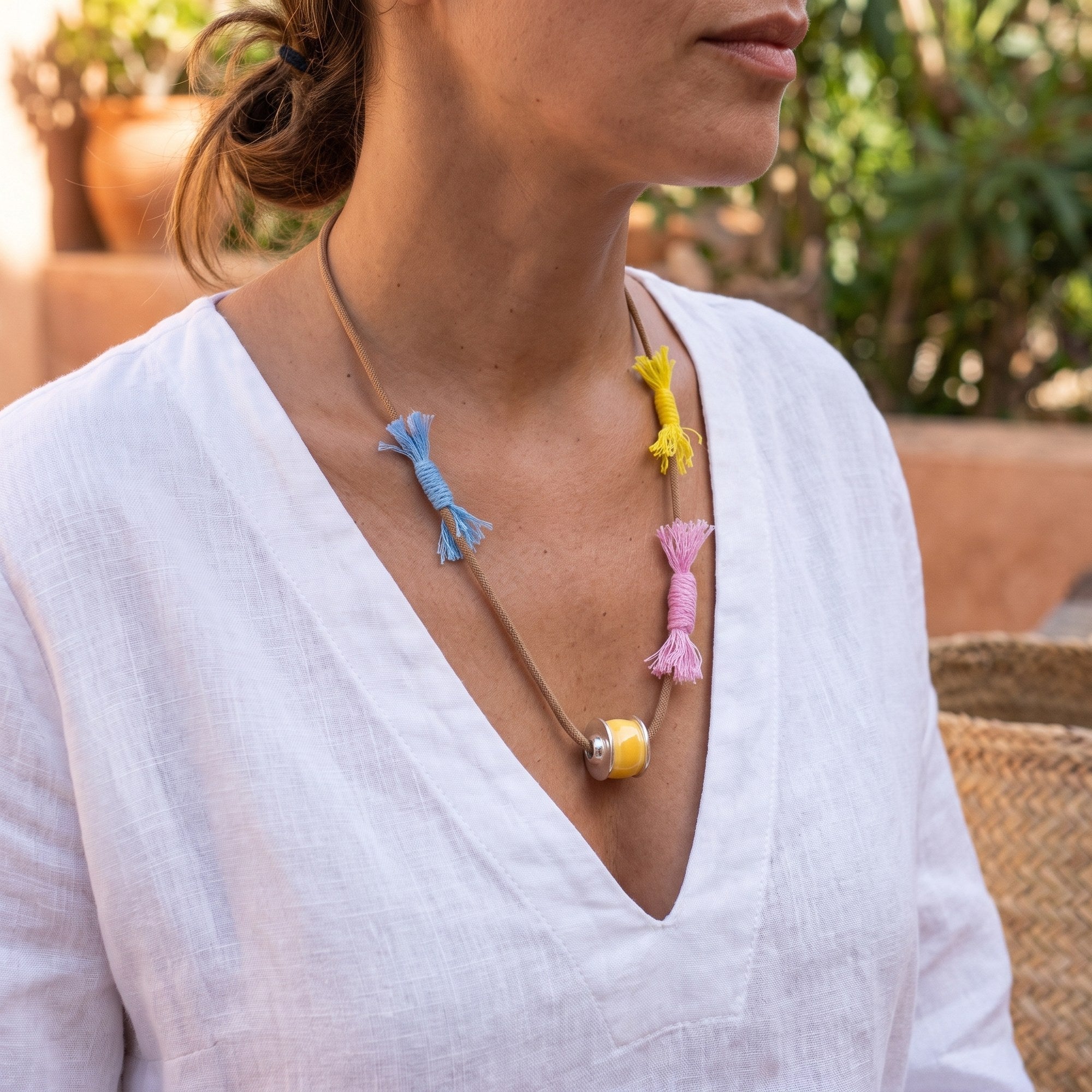 Girocollo Etno-Chic – Rosa / Blu / Giallo indossato