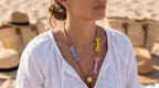 Girocollo Etno-Chic – Rosa / Blu / Giallo indossato