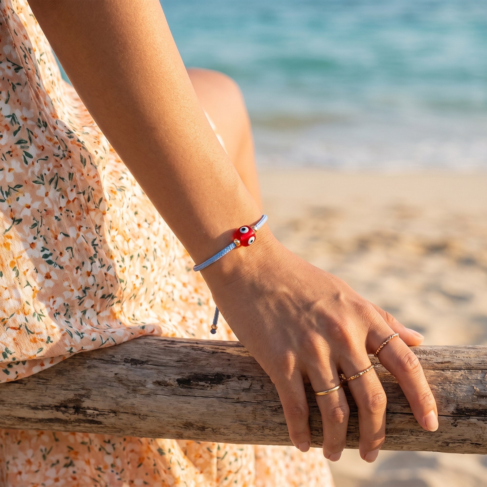 Bracciale Lucky Eye – Avio / Rosso indossato
