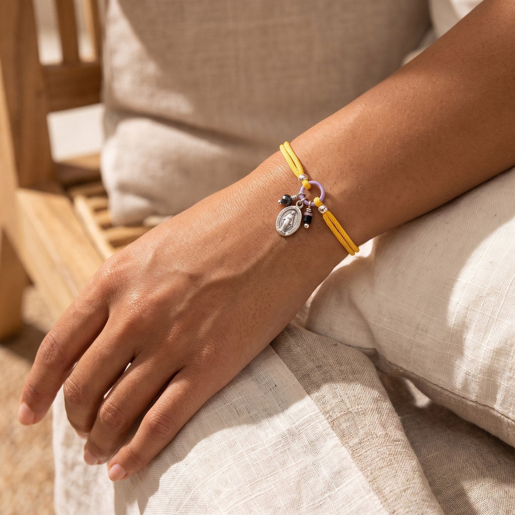 Bracciale Amuleto Sacro – Giallo indossato