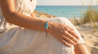 Bracciale Pesce Pop – Viola / Turchese indossato