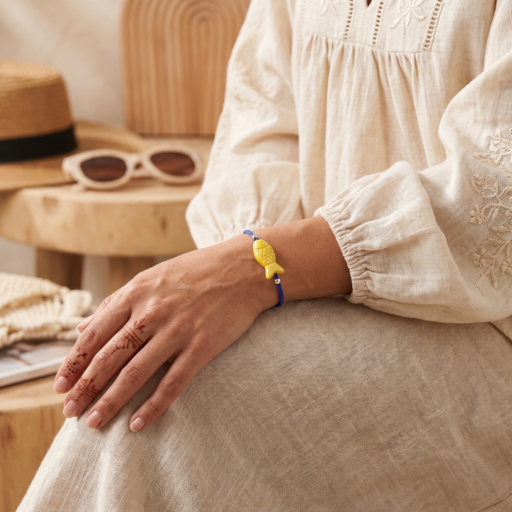 Bracciale Pesce Pop – Blu / Giallo indossato