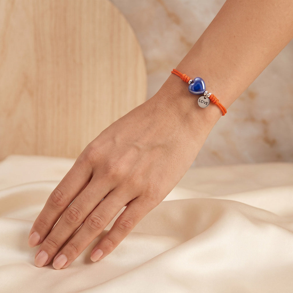 Bracciale Love – Rosso / Blu indossato