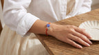 Bracciale Love – Rosso / Blu indossato