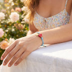 Bracciale Love – Turchese / Rosso indossato