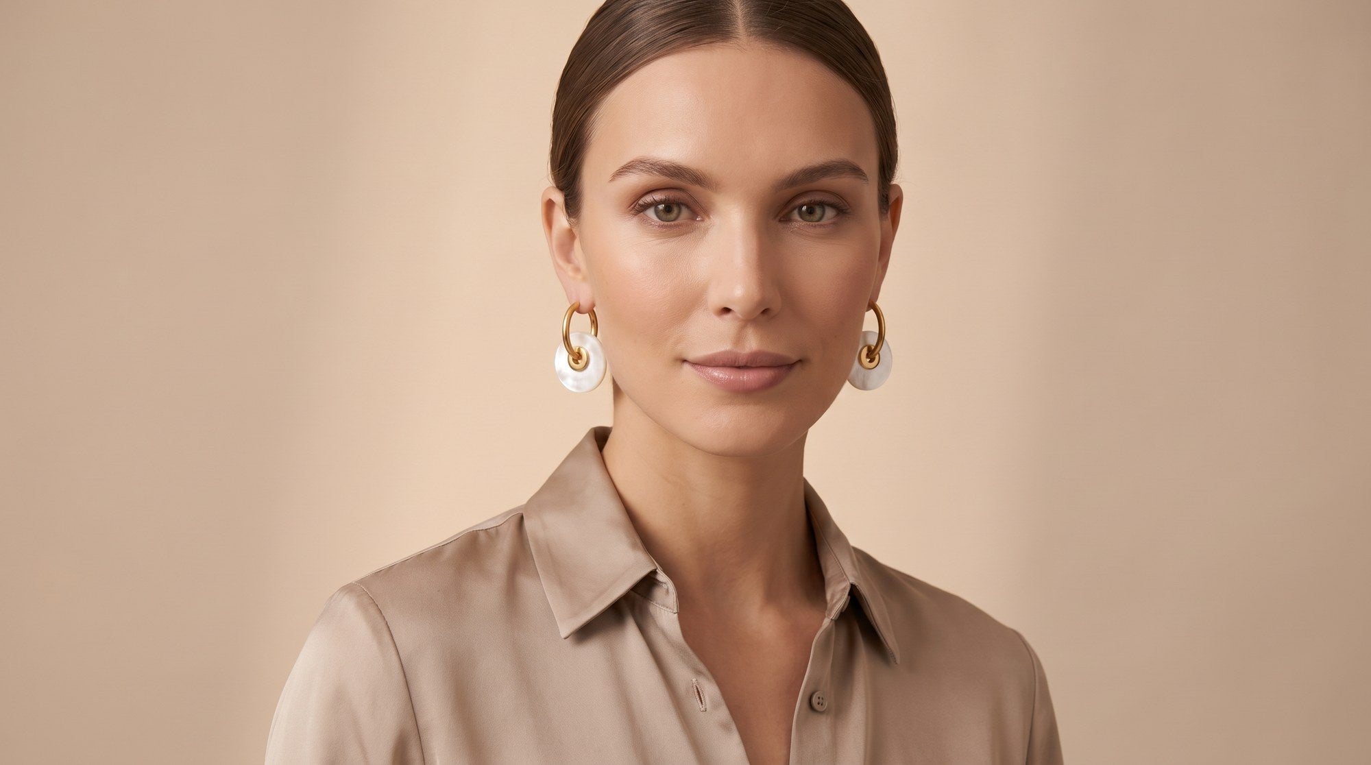 Orecchini Vintage Vibes – Bianco perla indossati