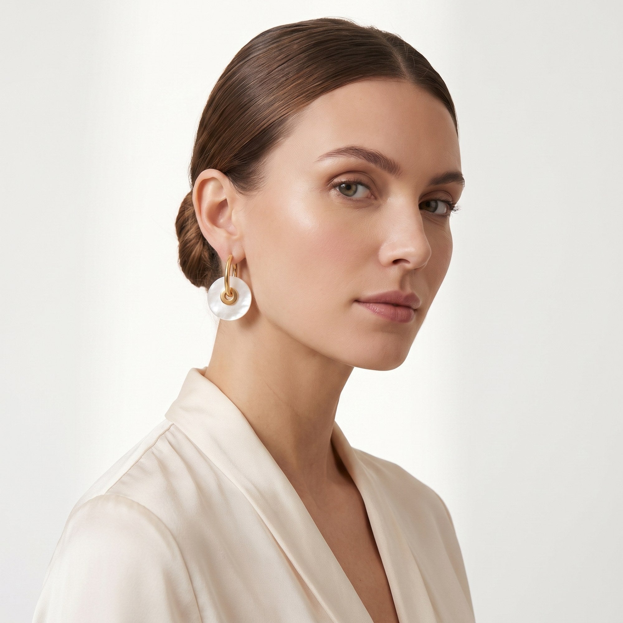Orecchini Vintage Vibes – Bianco perla indossati