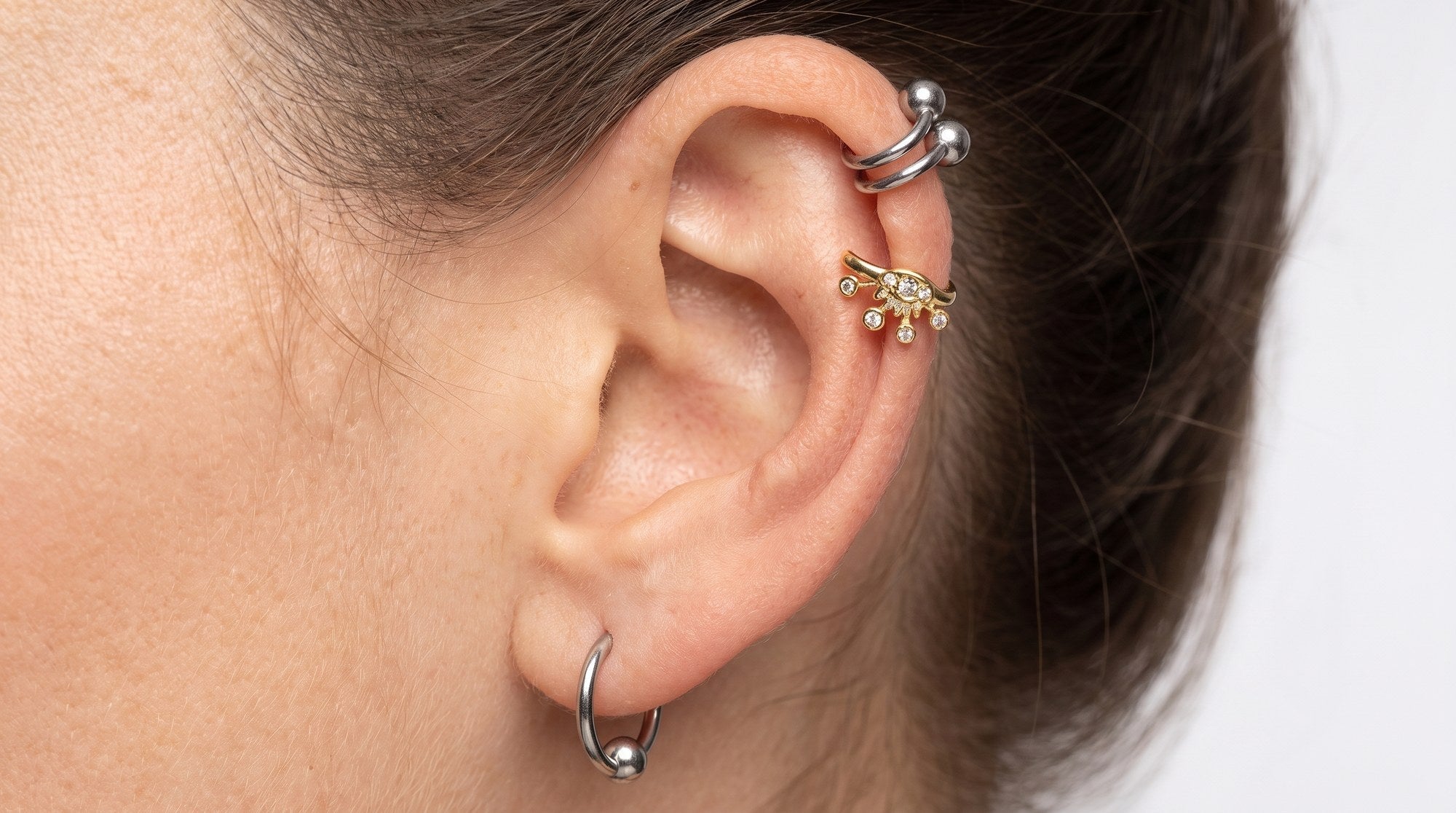 Orecchini Ear Cuff Occhio con Zirconi indossati