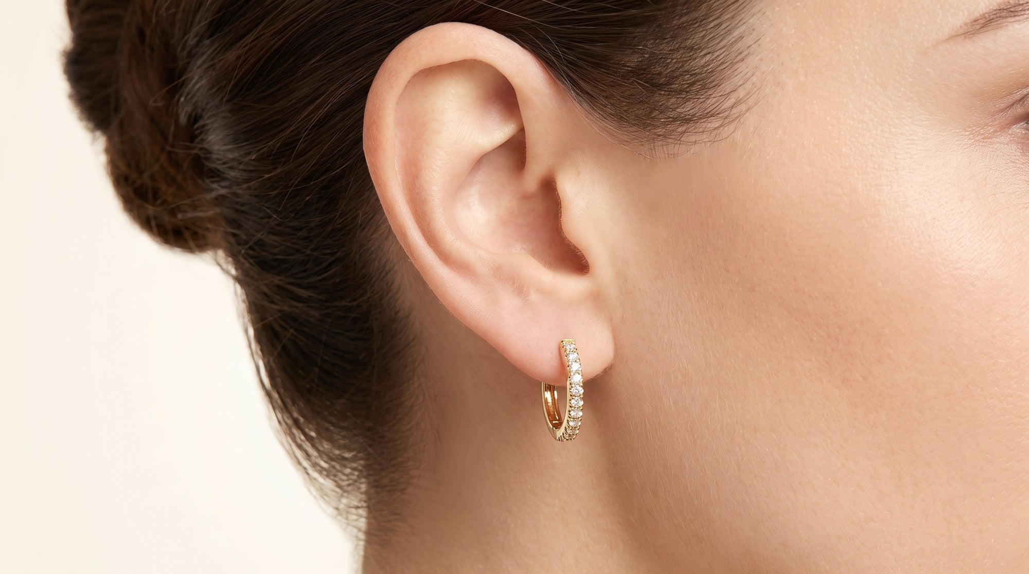 Orecchini Skyline Hoops indossati